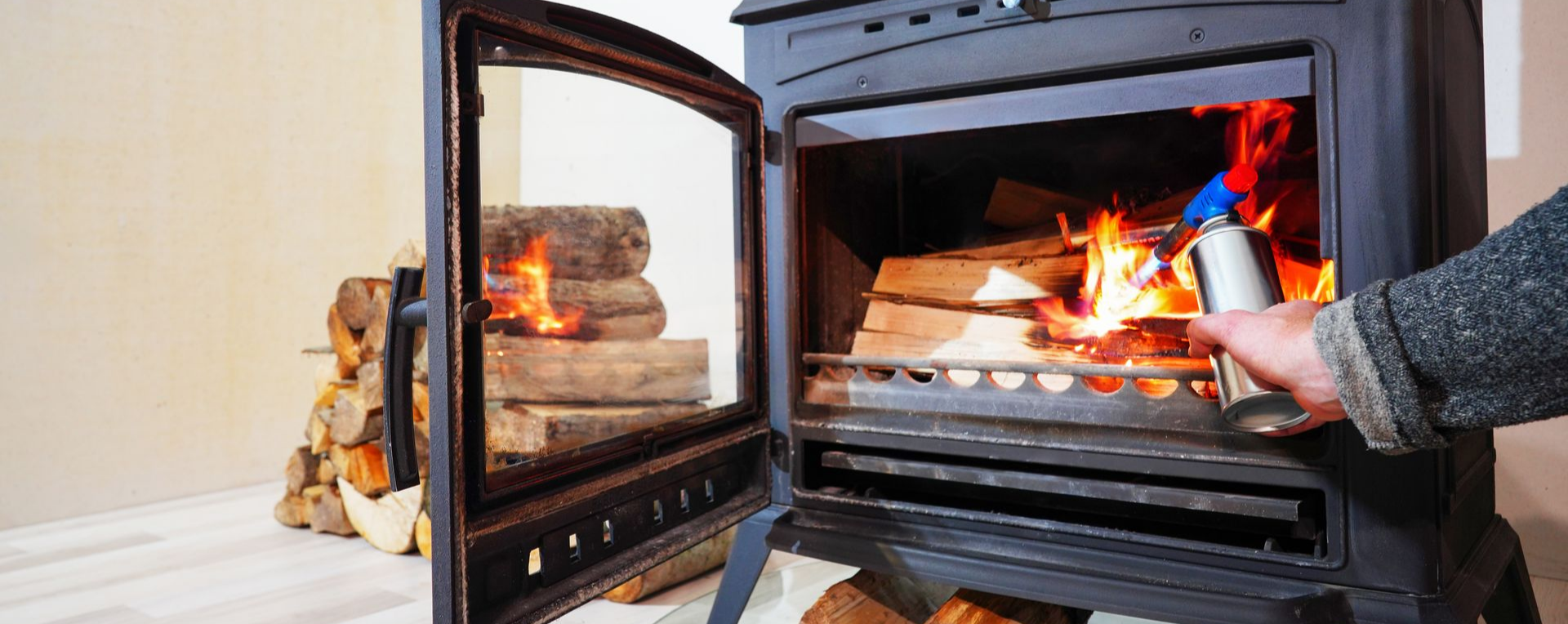 Cheminée avec une main tenant un briquet, allumant des bûches.