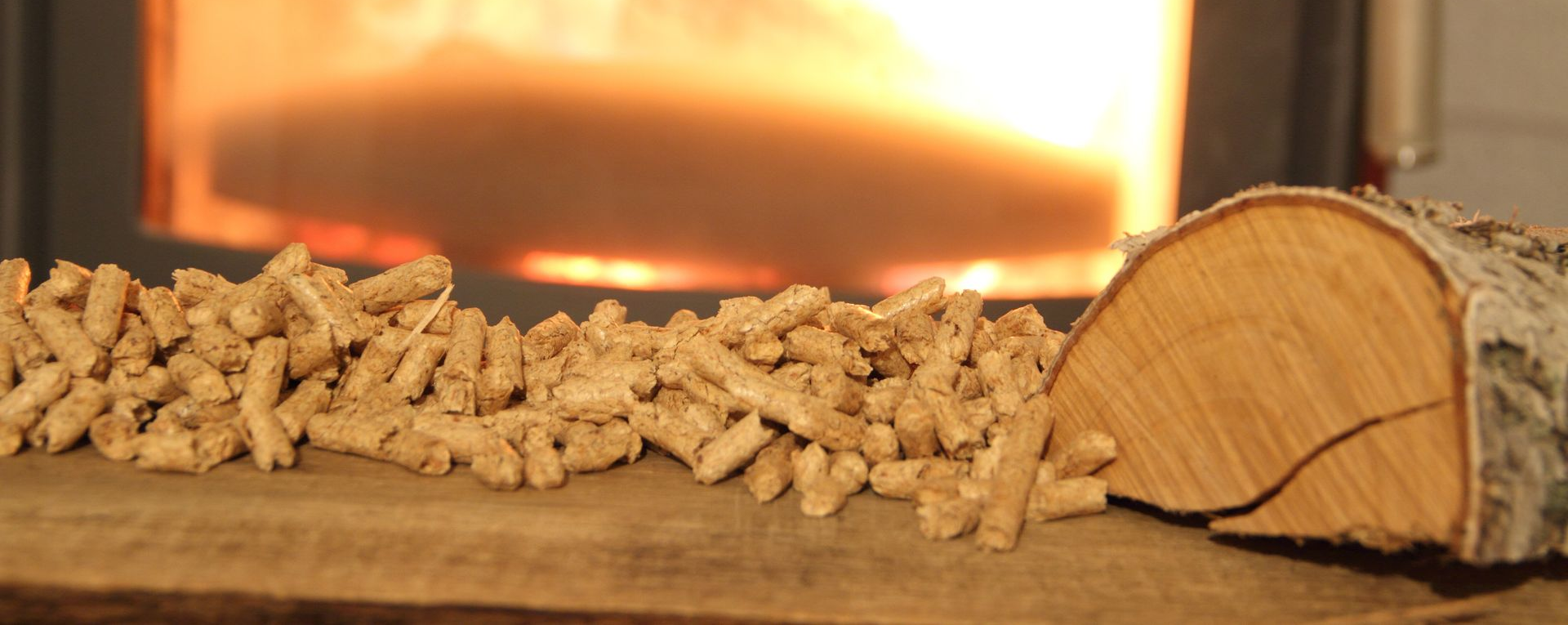 Granulés de bois, bois de chauffage et une cheminée qui brûle.