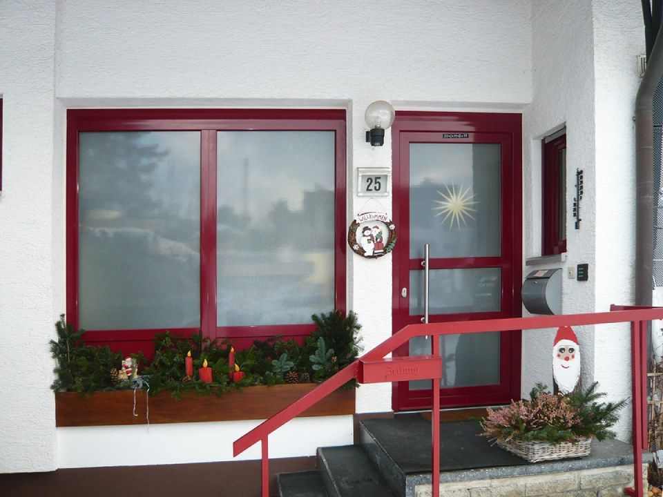 Hochwertige Holz-Alu Türen von der Bernd Fauser Fensterbau GmbH aus Hattenhofen.