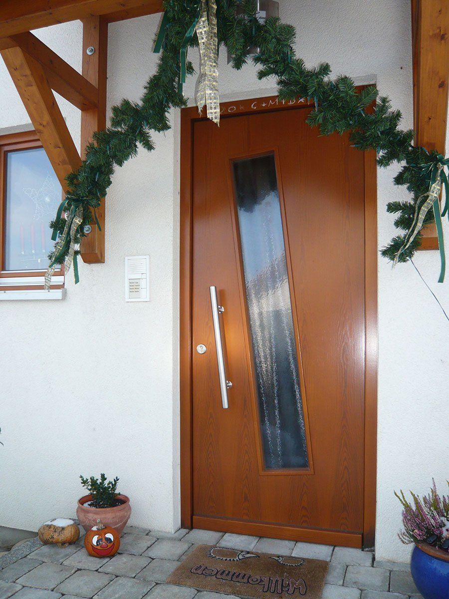 Traditionelle Türen aus Holz von der Bernd Fauser Fensterbau GmbH aus Hattenhofen.