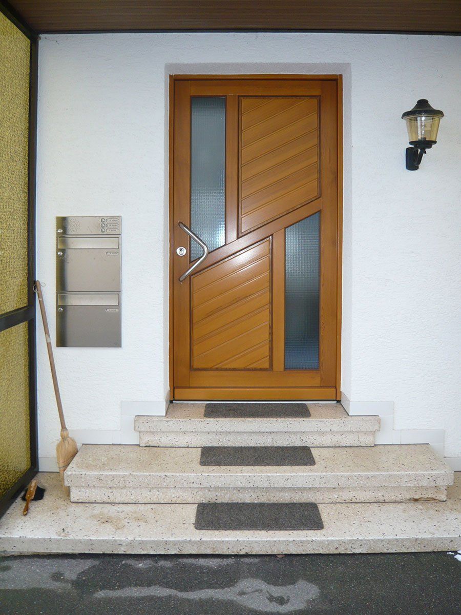 Traditionelle Türen aus Holz von der Bernd Fauser Fensterbau GmbH aus Hattenhofen.