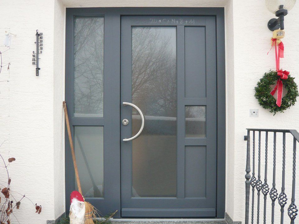 Traditionelle Türen aus Holz von der Bernd Fauser Fensterbau GmbH aus Hattenhofen.