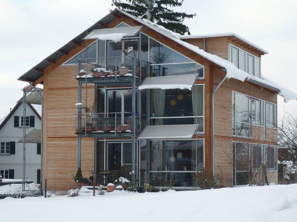 Attraktive Holz-Alu Pfosten-Riegel Fassade von der Bernd Fauser Fensterbau GmbH aus Hattenhofen.