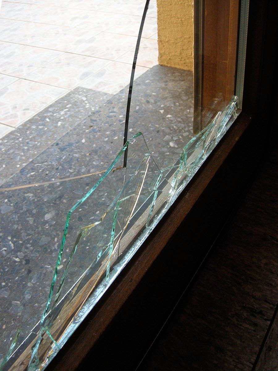 Glasbruchschaden vor der Reparatur durch die Bernd Fauser Fensterbau GmbH aus Hattenhofen.