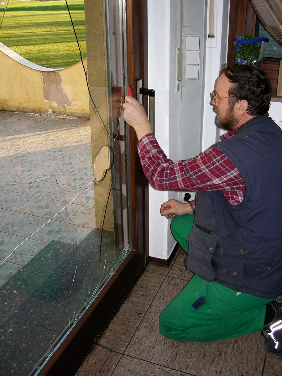 Glasbruchschaden während der Reparatur durch die Bernd Fauser Fensterbau GmbH aus Hattenhofen.