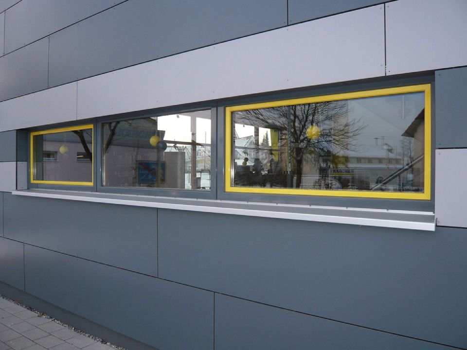 Fenster mit farbigen Akzenten, realisiert durch die Bernd Fauser Fensterbau GmbH aus Hattenhofen.