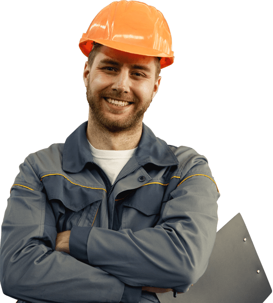 Ouvrier du bâtiment avec un casque orange, souriant, les bras croisés, tenant un bloc-notes.