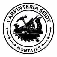 Logotipo en blanco y negro de Carpinter&iacute;a Seidy Montajes con una sierra de carpinter&iacute;a estilizada y texto circular.