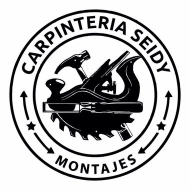 Logotipo en blanco y negro de Carpinter&iacute;a Seidy Montajes con una sierra de carpinter&iacute;a estilizada y texto circular.