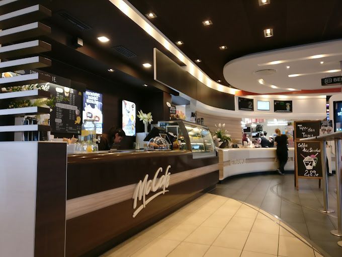 Innenansicht eines McDonald's-Restaurants mit McCafé-Theke.