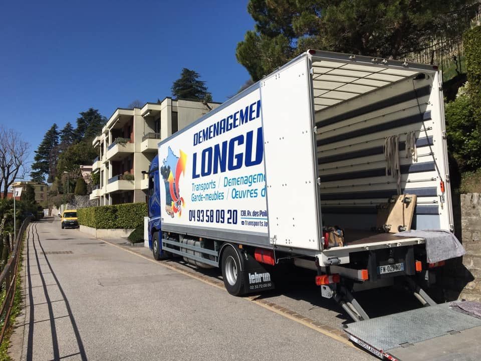 Camion de déménagement stationné devant une maison