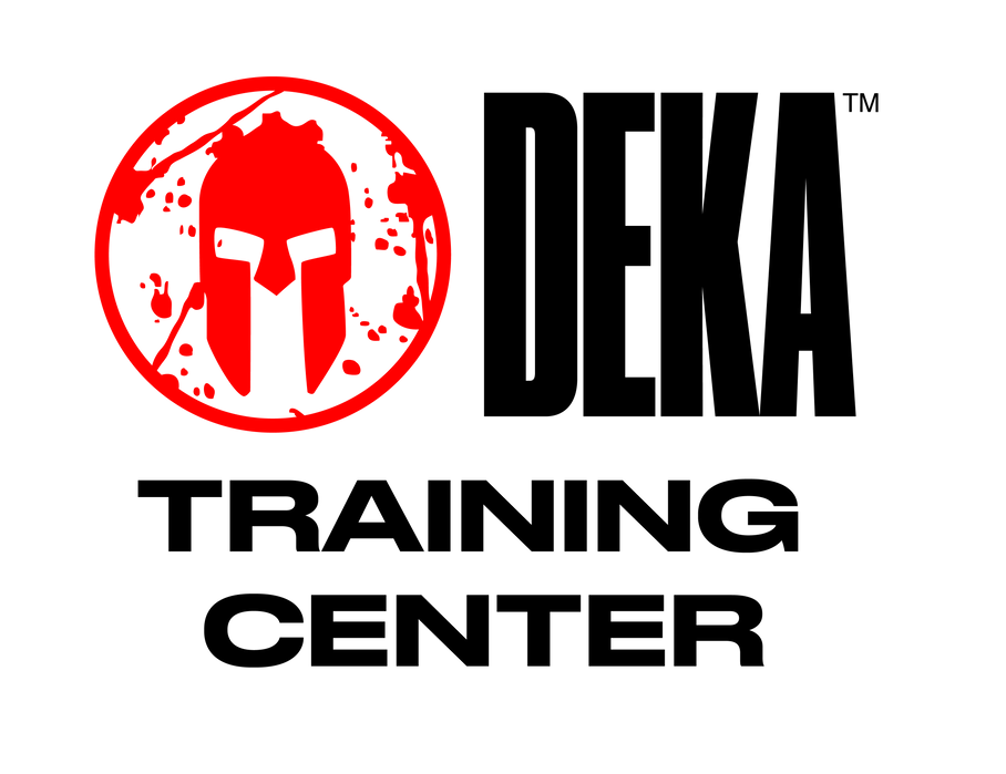 Logotipo del Centro de Entrenamiento Deka: casco espartano rojo en un círculo y texto negro.