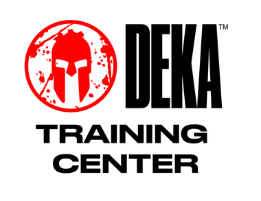Logotipo del Centro de Entrenamiento Deka: casco espartano rojo en un círculo y texto negro.