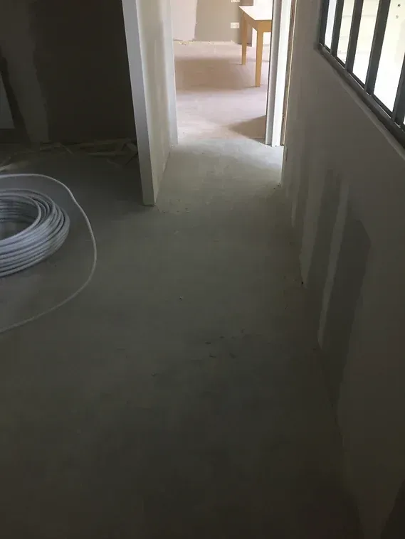 Chape sèche dans le couloir