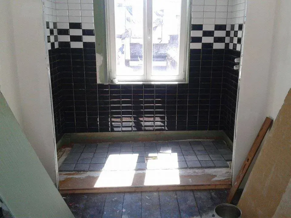 Douche à l'italienne avec un sol pavé