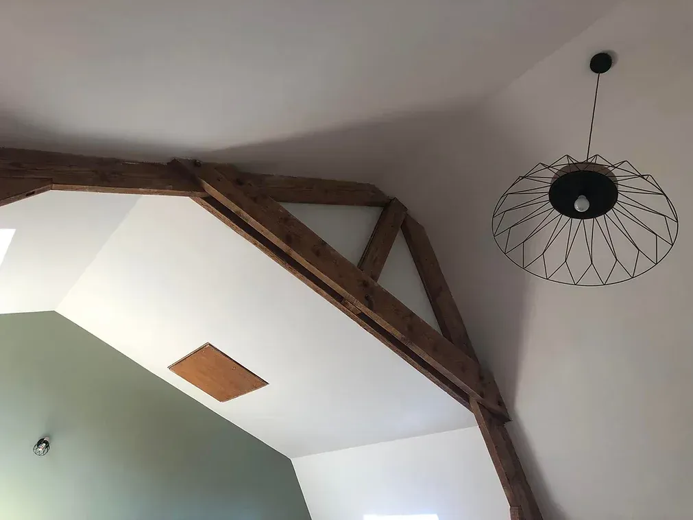 Plafond sous les combles avec poutre en bois