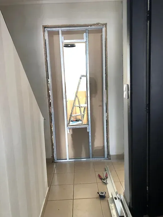 Pose d'une cloison pour créer une fenêtre