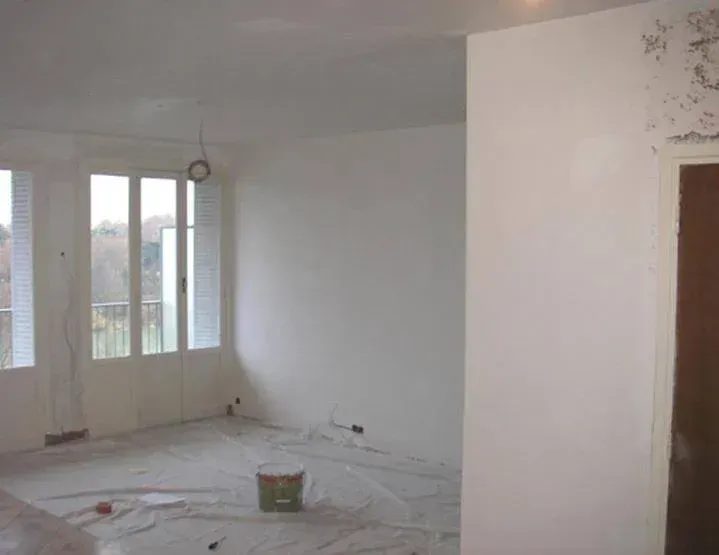 Pièce avec grandes fenêtres rénovée