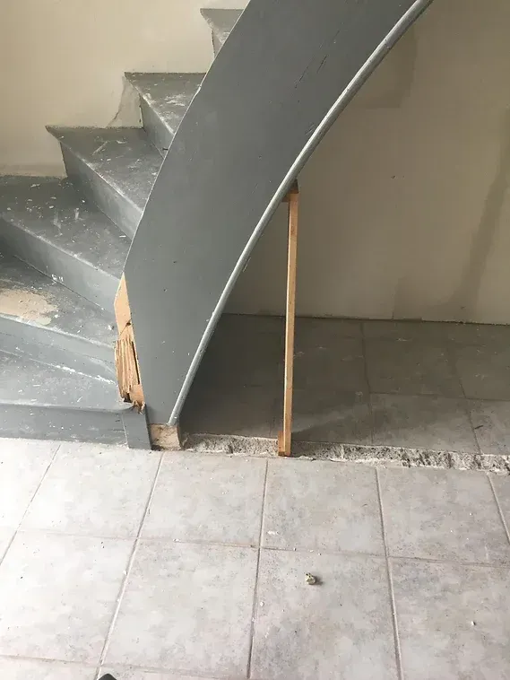 Escalier usé et peinture abîmée