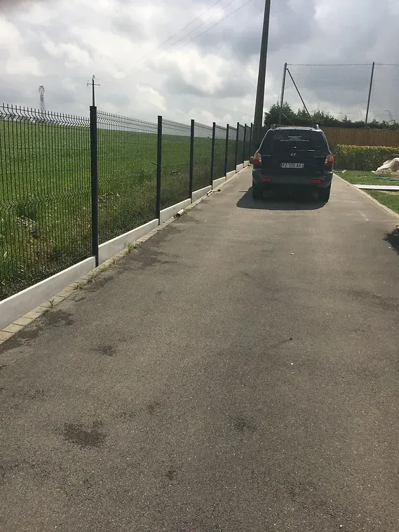 Pose du grillage finit le long du chemin