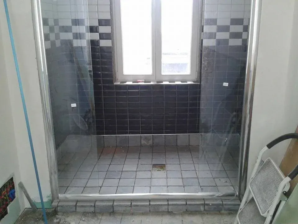 Douche à l'italienne avec une vitre