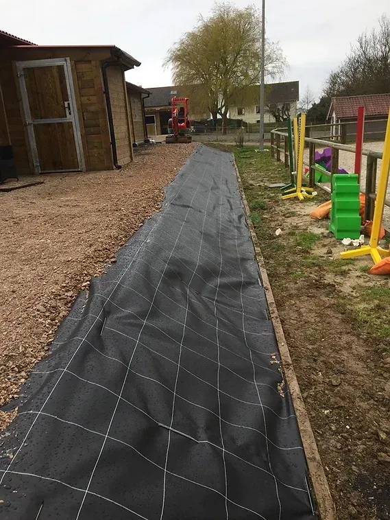 Pose de la bâche noir terminée autour de la carrière