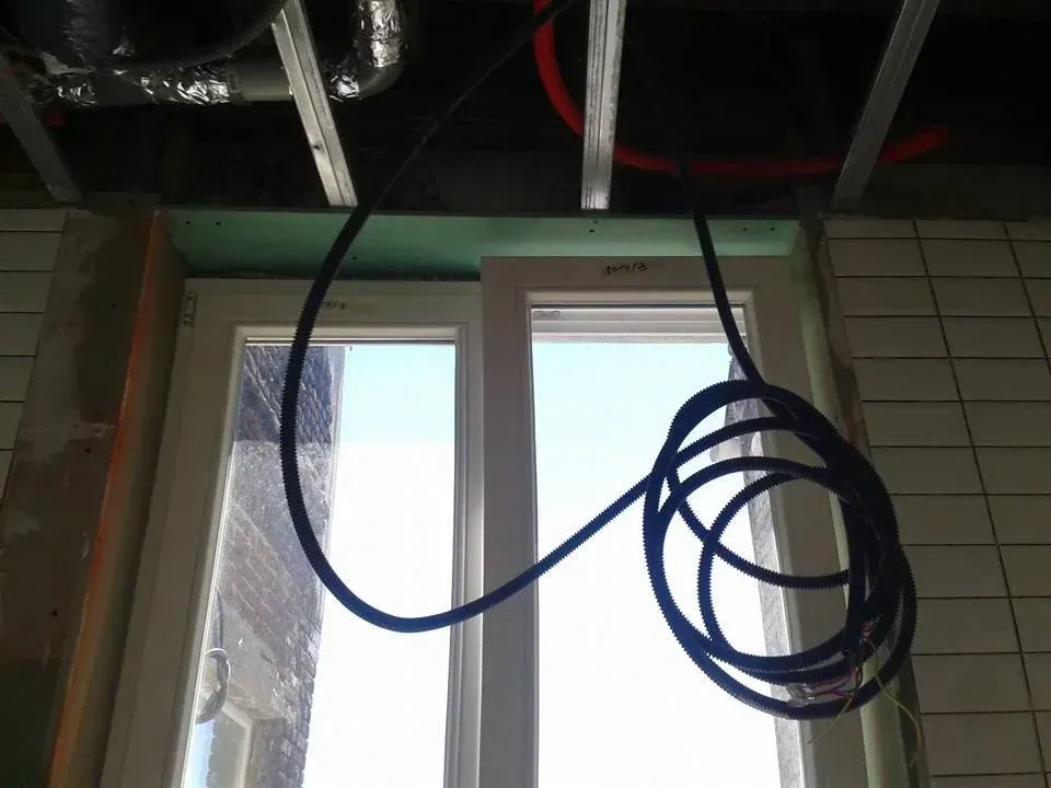 Tirage des fils électriques dans une salle de bains