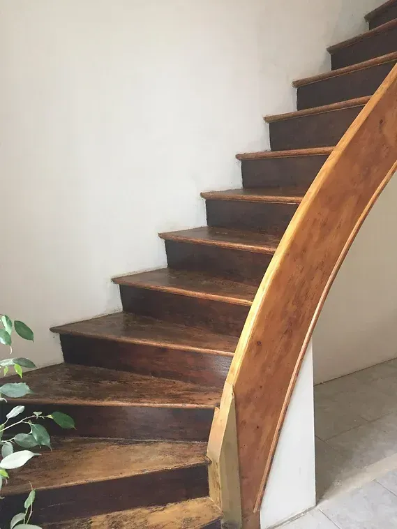 Marches de l'escalier rénovées