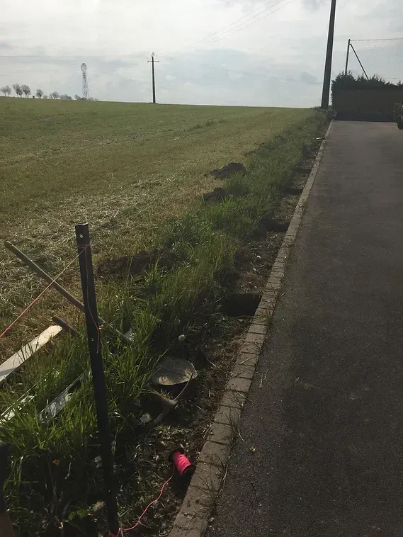 Pose des piquets le long du chemin