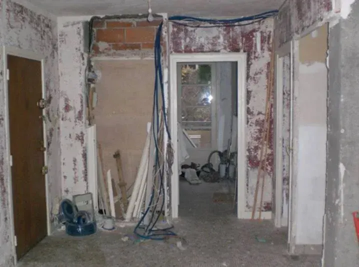 Pièce en rénovation, cloisons cassées et électricité visible