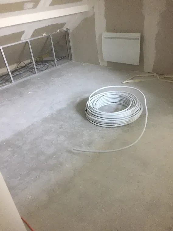 Passage des fils électrique à proximité de la chape