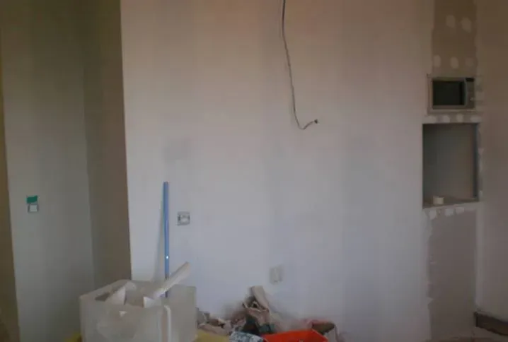 Pose d'une première couche de peinture sur mur