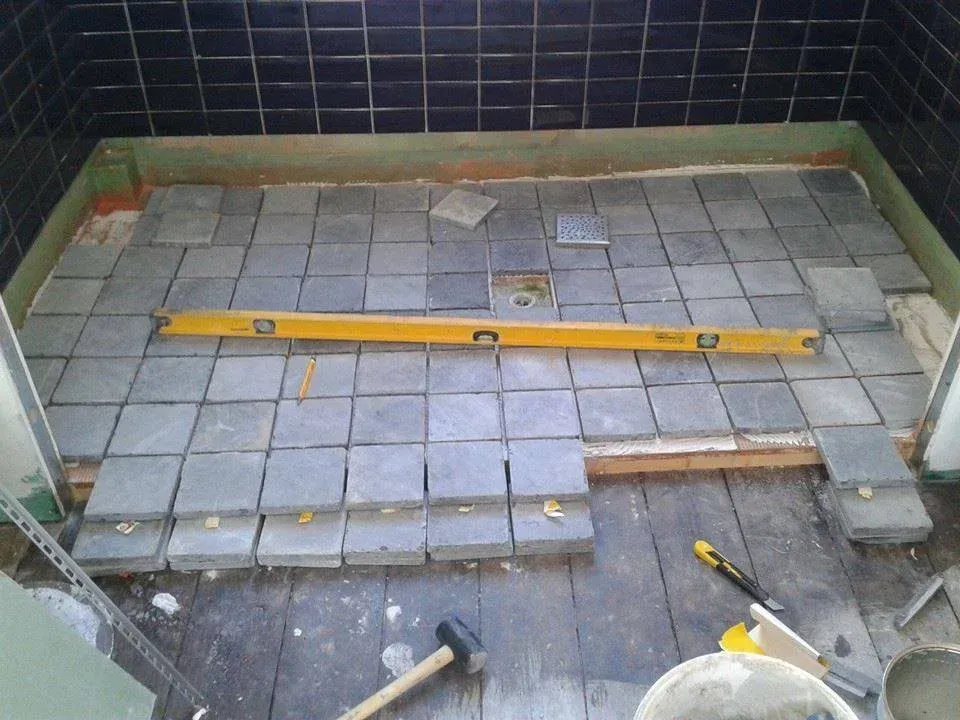 Création d'un sol de douche en pavé