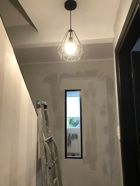 Fenêtre rectangulaire dans un couloir