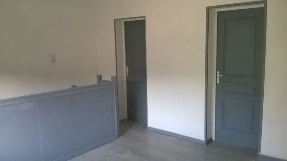 Mise en peinture et protection contre un escalier