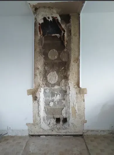 Mur abîmé après le débarra de la cheminée