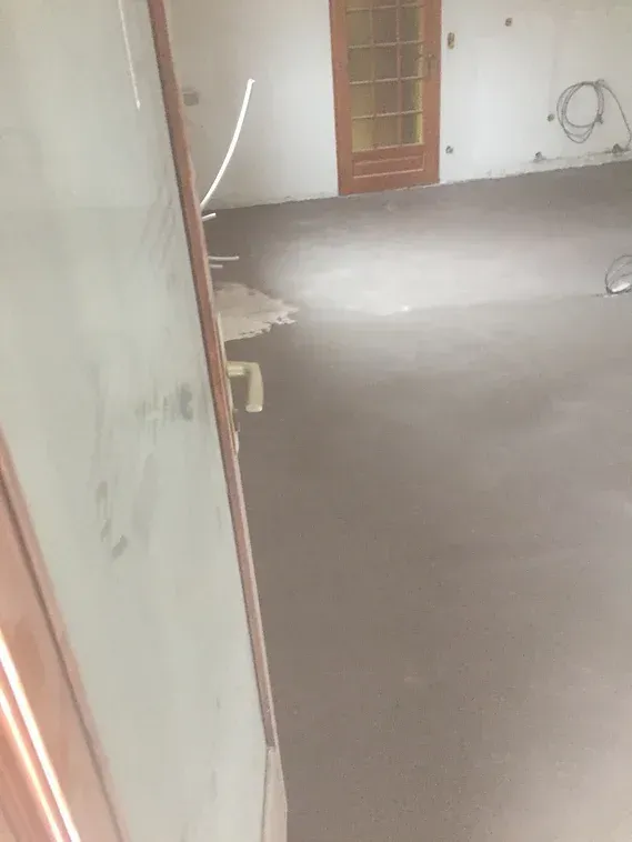 Pose d'une chape en cours