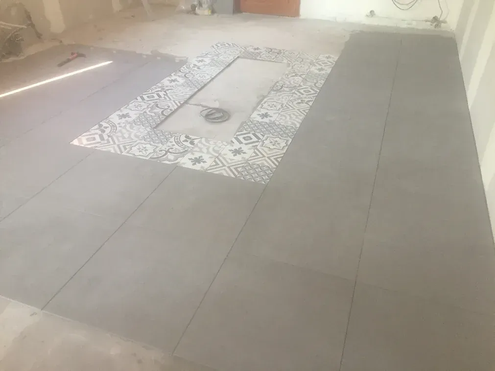 Pose des carrelages décoratifs en cours