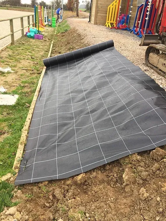 Pose d'une bâche noire autour de la carrière