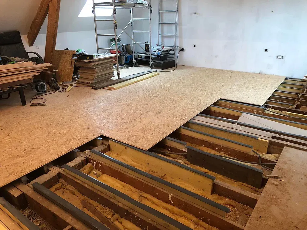 Pose d'un revêtement sur les poutres