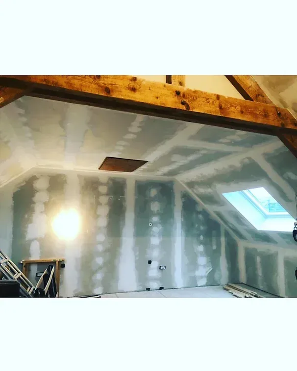 Plafond sous les combles peint en blanc