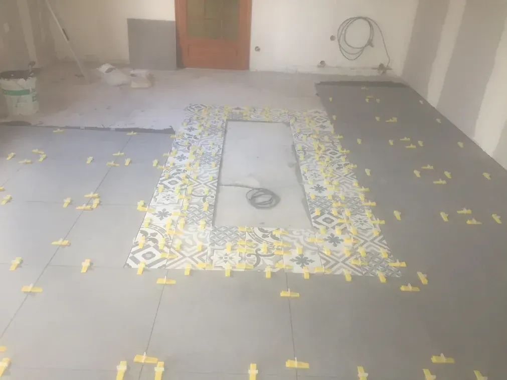 Ajout des carrelages gris autour des motifs