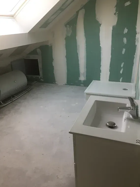 Création d'une chape dans une salle de bains