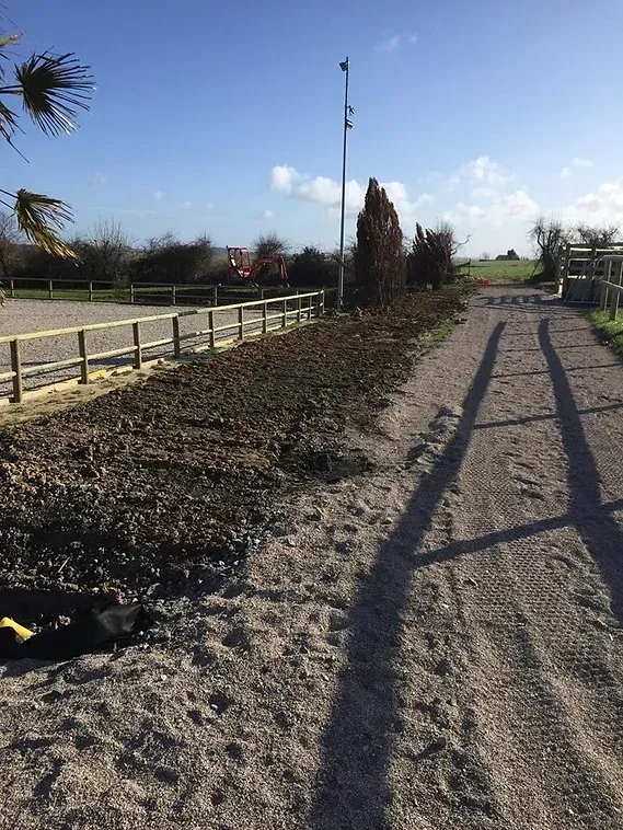 Terrassement sur le pourtour d'une carrière