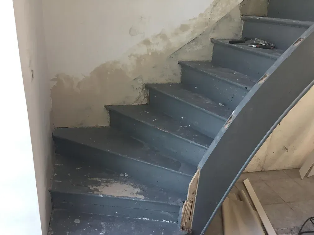 Marches peintes en gris