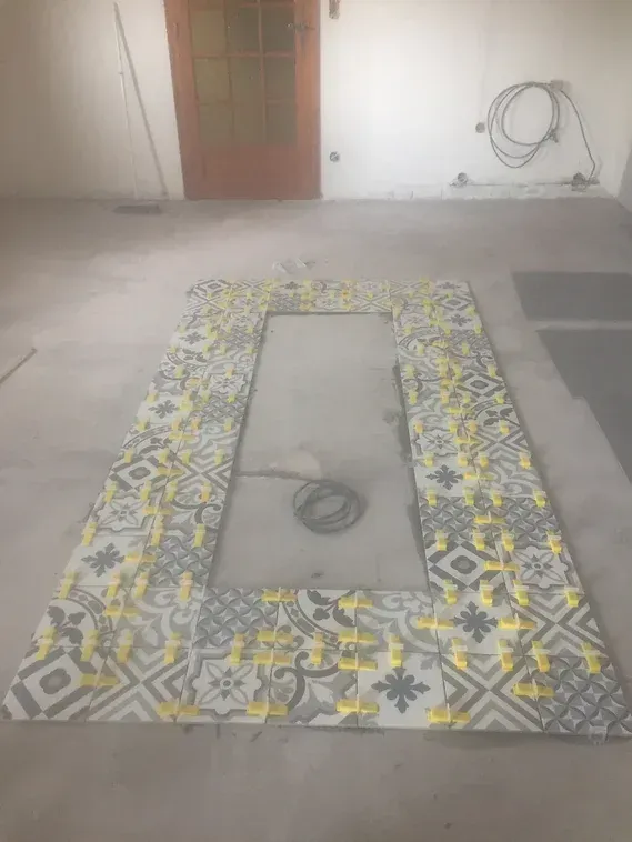 Pose de carrelage avec des motifs