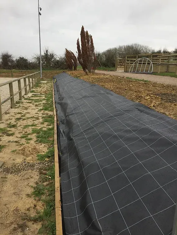 Pose de la bâche pour tenir le talus