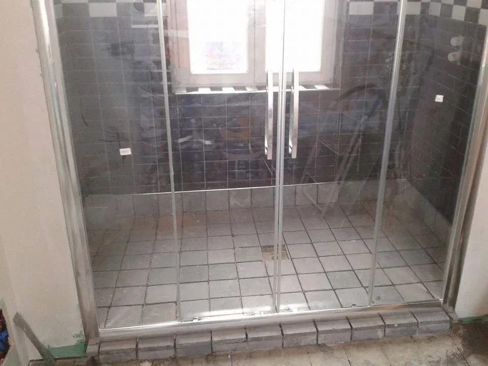 Pose d'une porte de douche vitrée