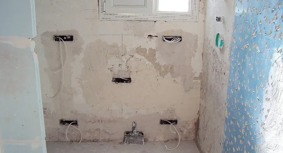 Murs d'une pièce très abîmés
