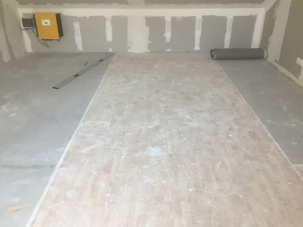 Pose de PVC sur une chape